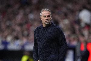 每体：弗里克在训练中试验无锋阵，奥尔莫、亚马尔都有能力踢
