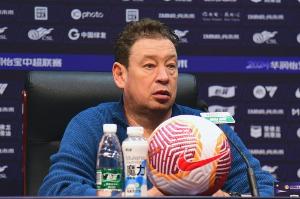 记者：斯卢茨基今早乘机返回莫斯科，于汉超等人送行